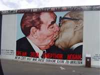 de kus op Berliner Mauer.jpg